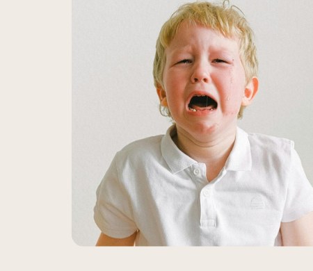 Weinender kleiner Junge im Fotostudio
