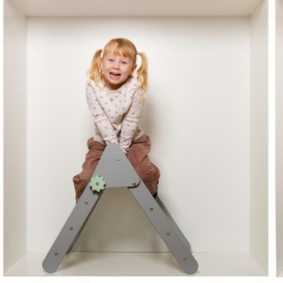 Mädchen lacht auf Klettergerüst