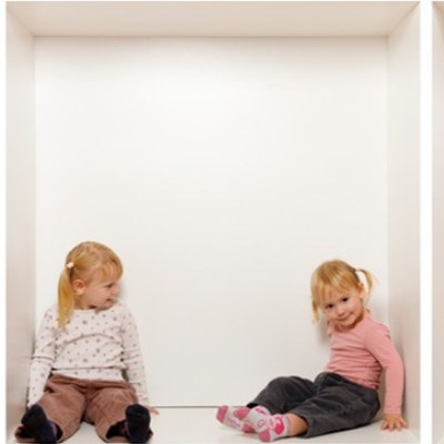 Zwei Mädchen spielen am Boden